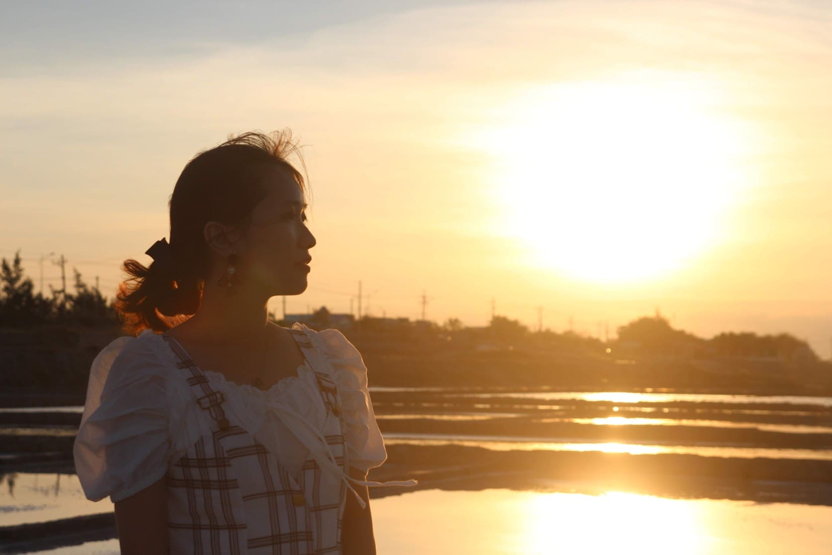 Ánh sáng rực rỡ khi mặt trời mọc trên cánh đồng muối