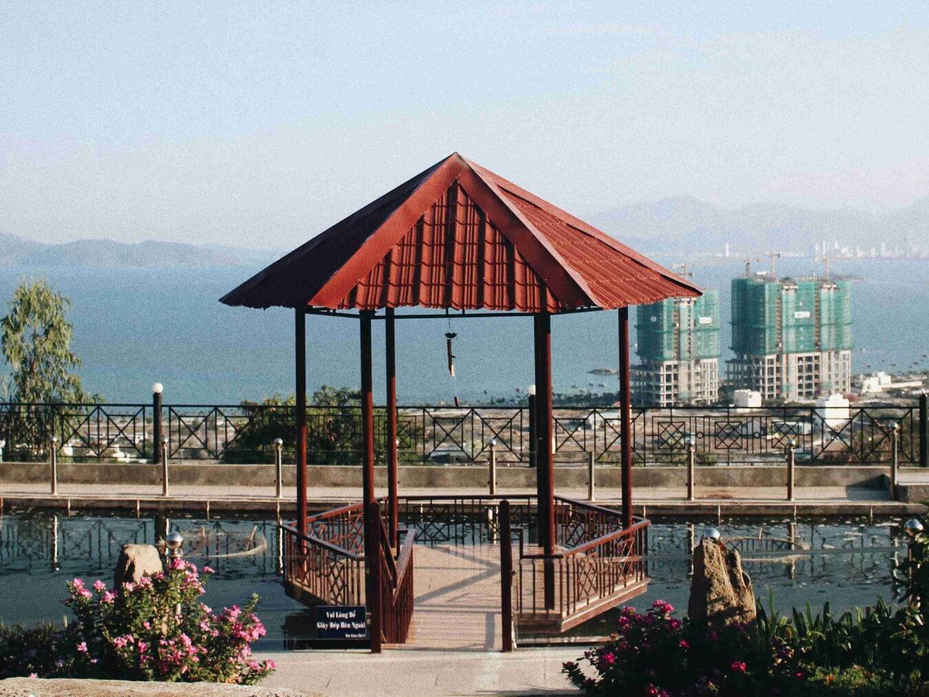 Lầu ngắm cảnh tại chùa Đa Bảo