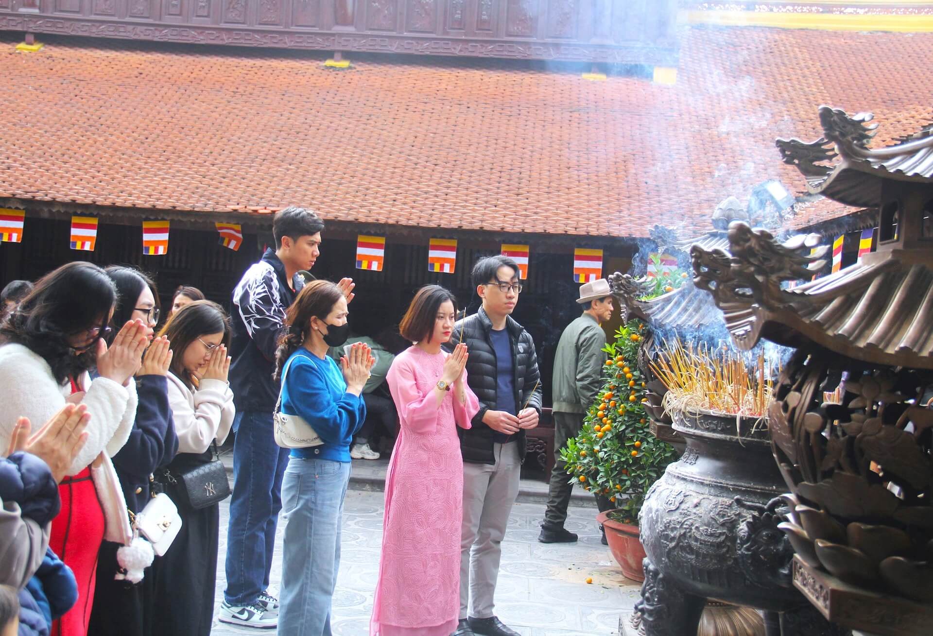 Tượng Phật trắng nổi tiếng tại chùa