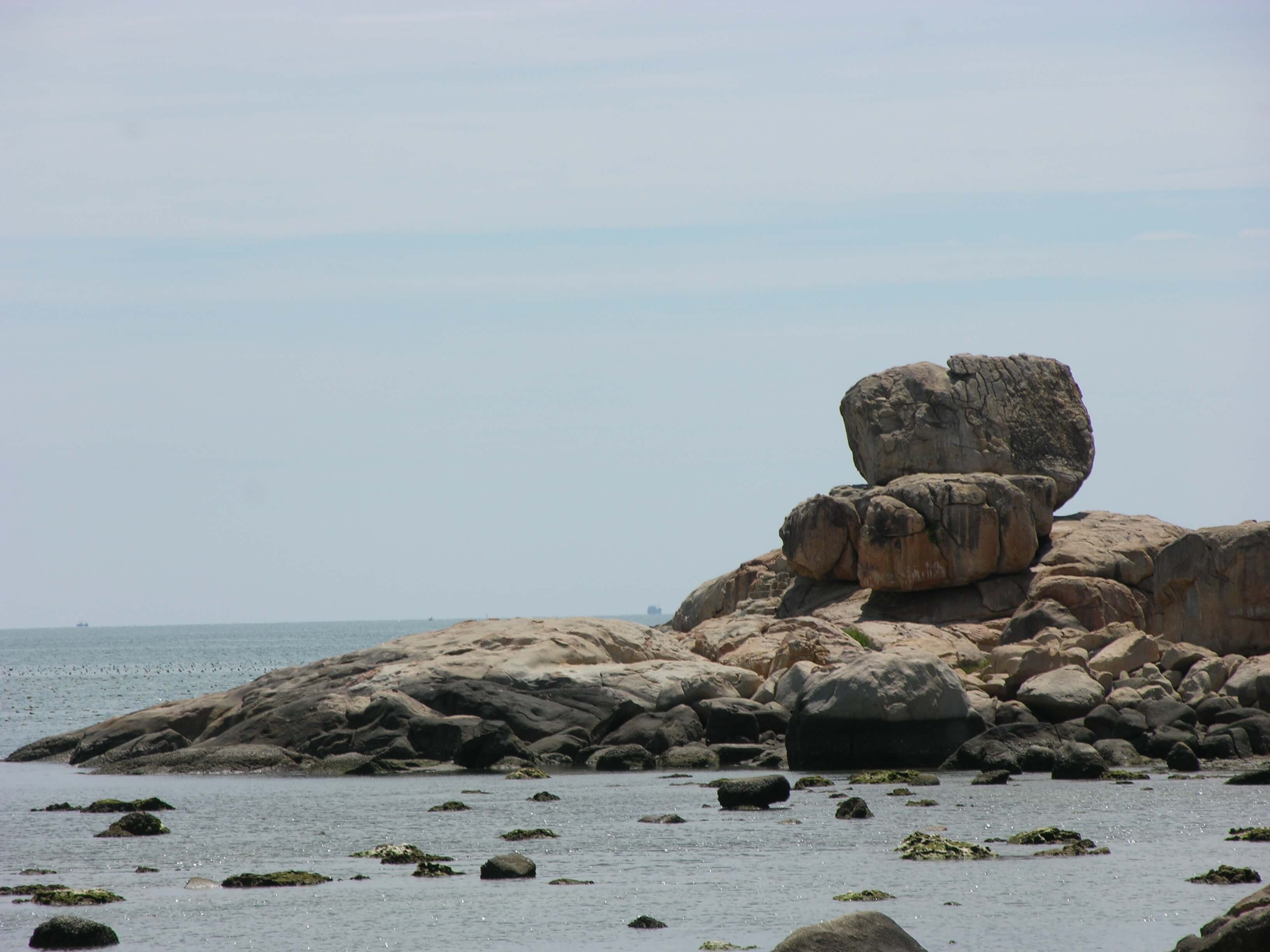 Bãi Hòn Chồng với những phiến đá chồng lên nhau độc đáo