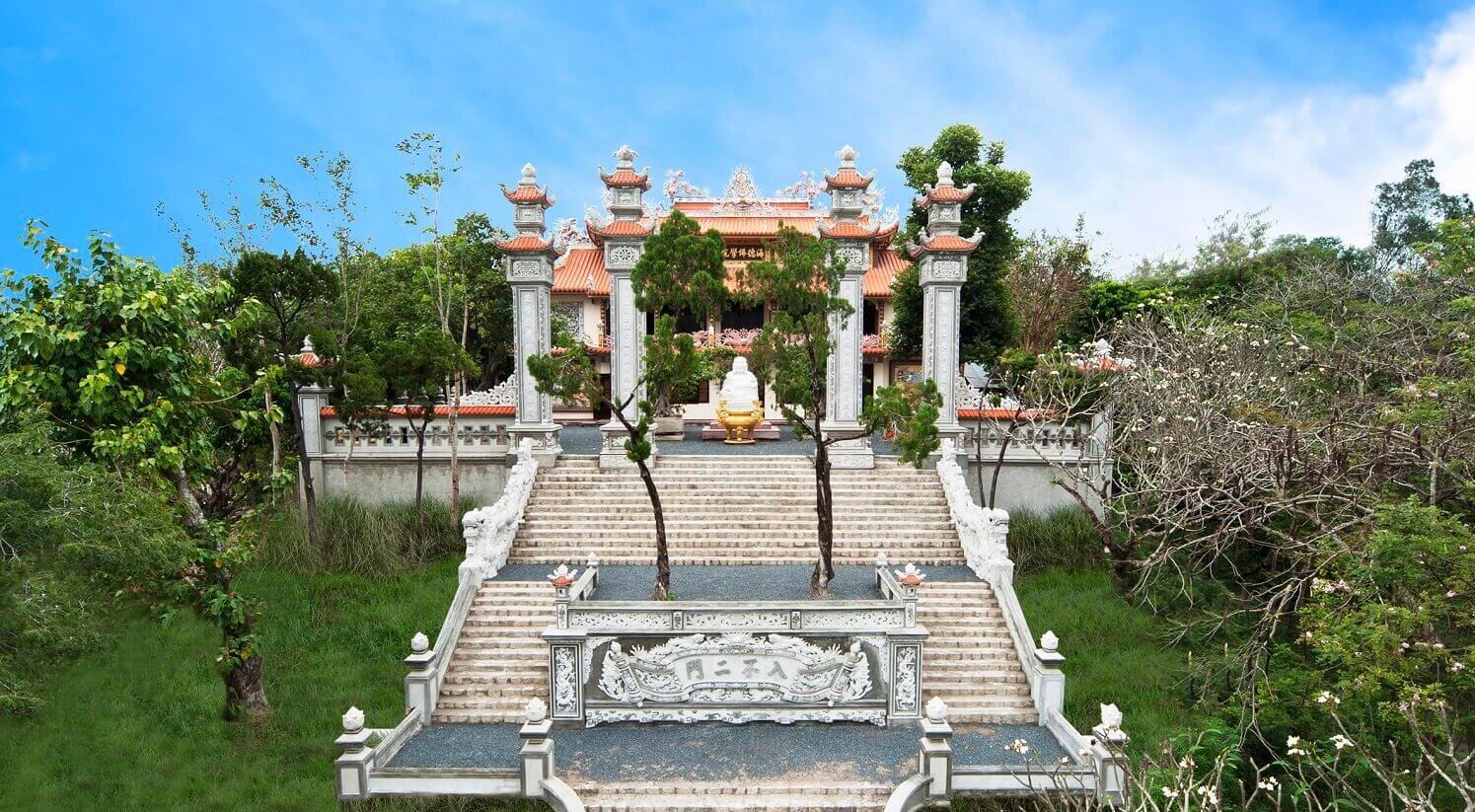 Du khách thích thú khám phá đồi Trại Thủy phong cảnh hữu tình