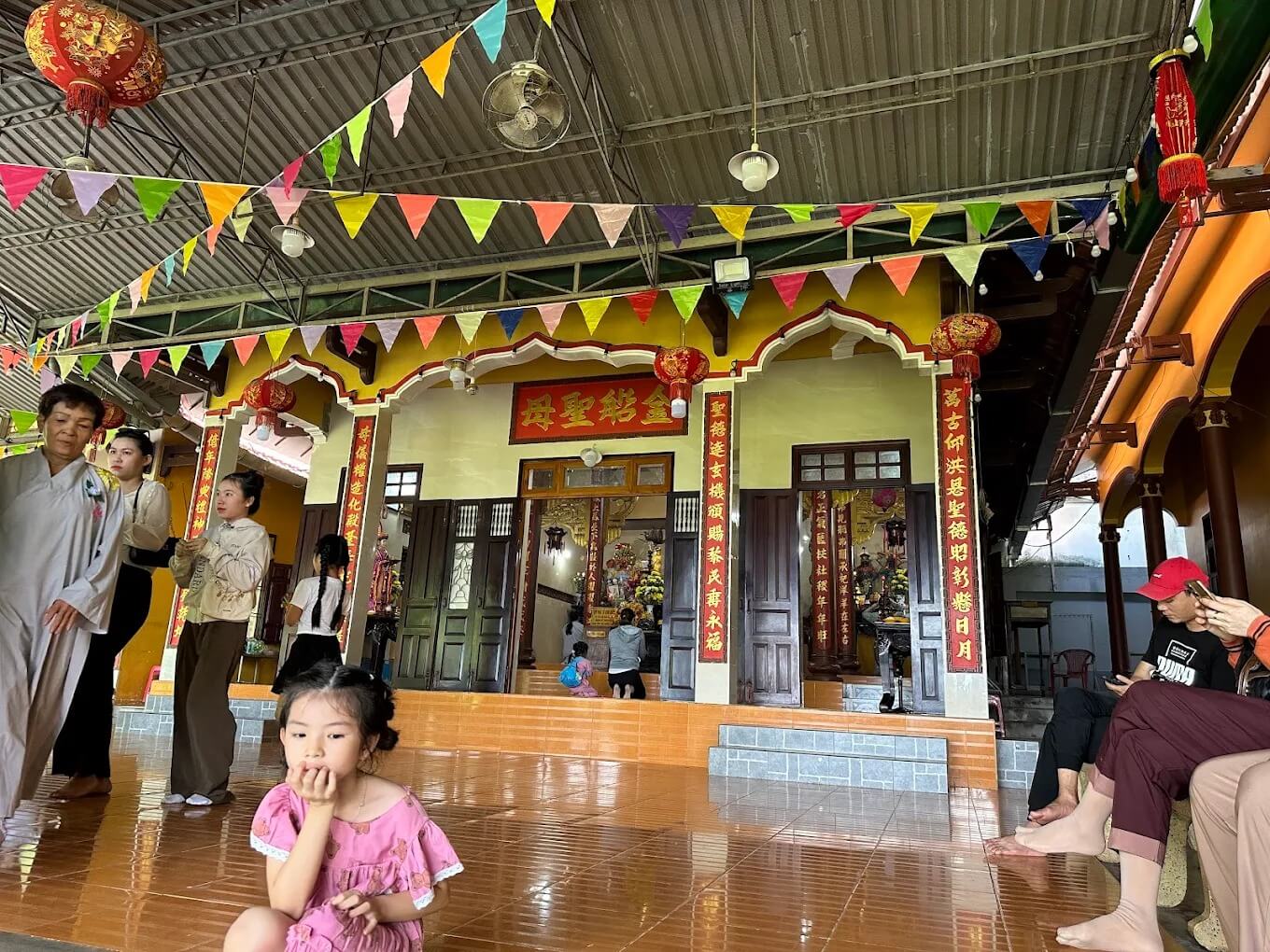 Chùa Suối Đổ Nha Trang – Hành trình chiêm bái giữa non nước linh thiêng 18 Du khách tham dự lễ Vesak tại chùa Suối Đổ Nha Trang