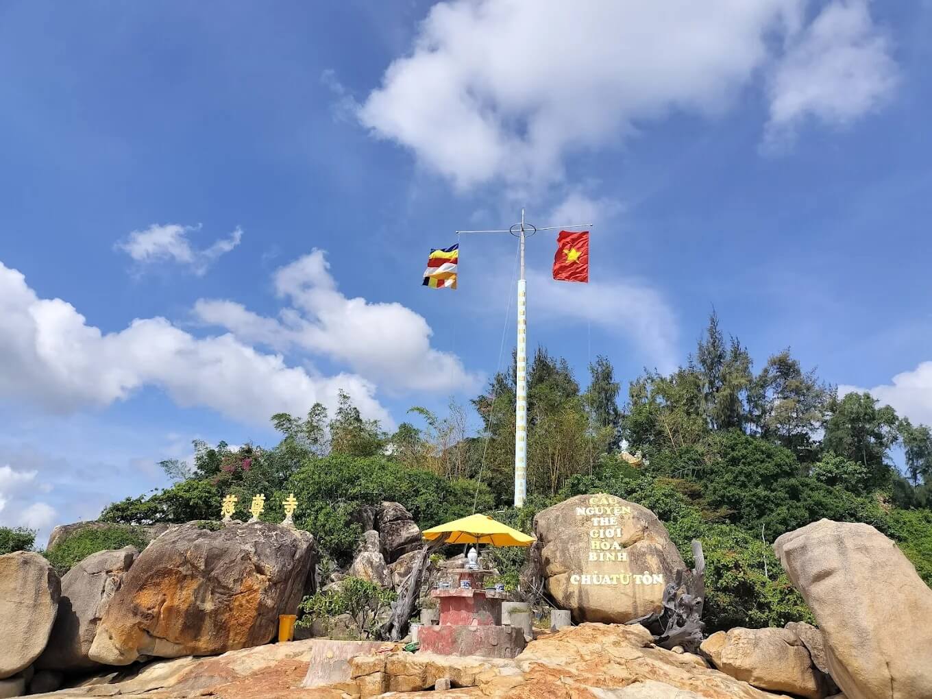 Chùa Từ Tôn tọa lạc trên Hòn Đỏ, cách đất liền 300m