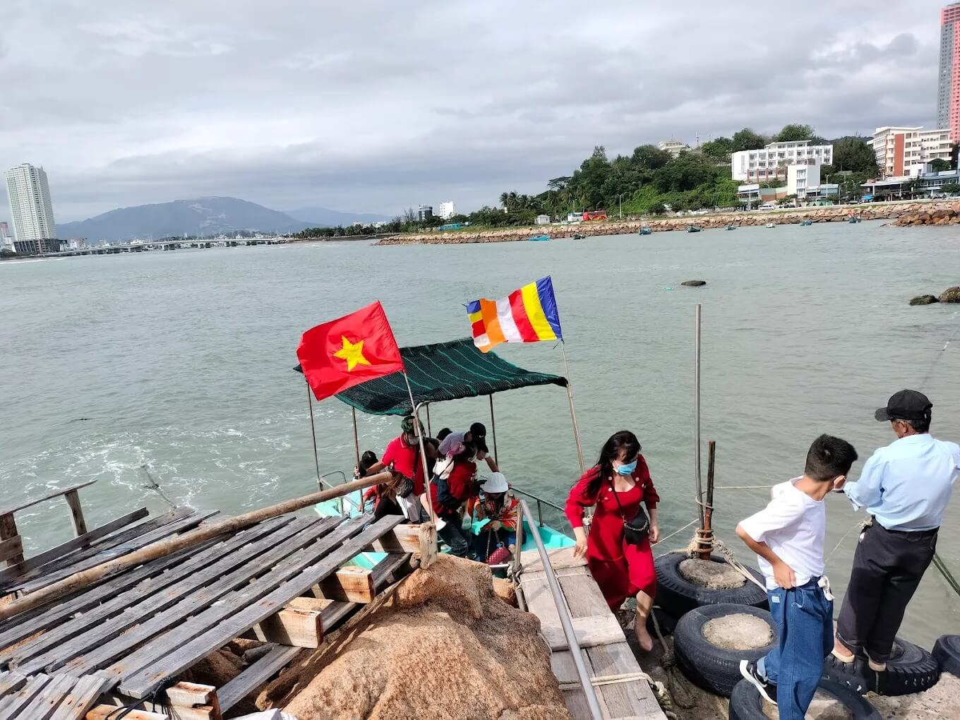 Du khách lên cano ra đảo viếng chùa Từ Tôn