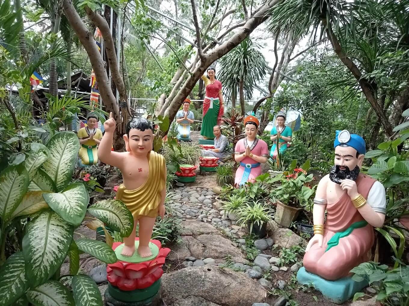 Vườn tượng La Hán độc đáo tại khuôn viên chùa Từ Tôn