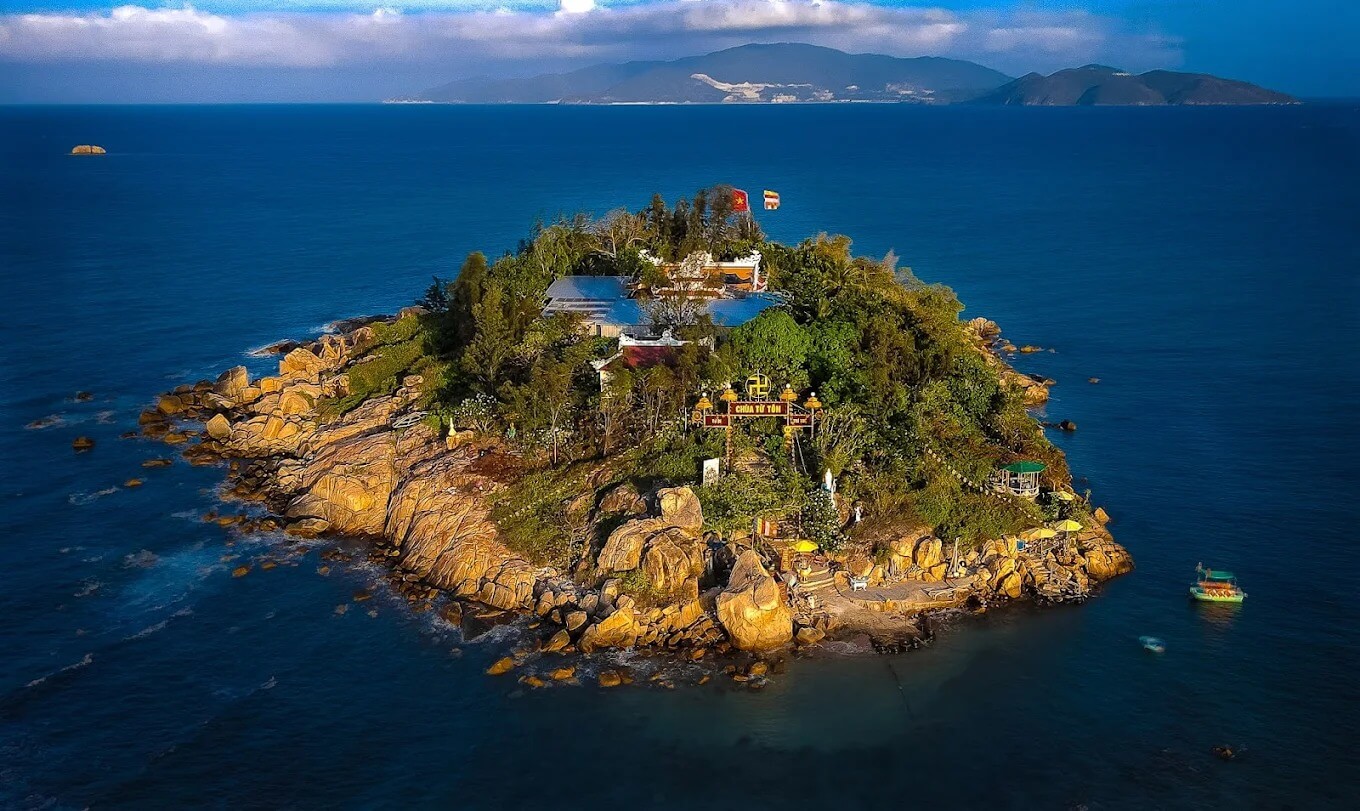 Cảnh quan chùa độc đáo, nổi bật giữa biển trời Nha Trang