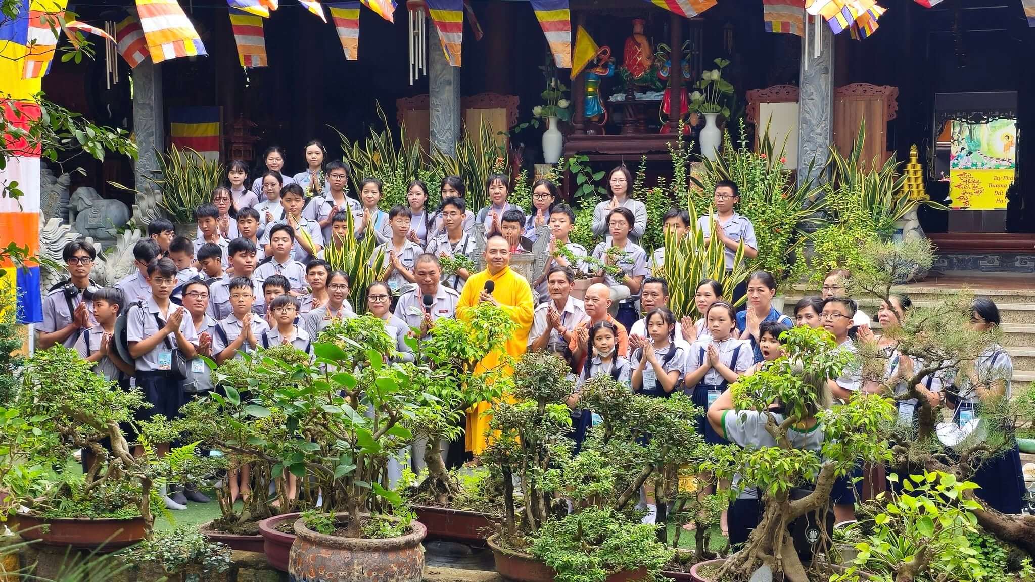 Du khách thích thú tham gia các hoạt động tâm linh tại chùa 