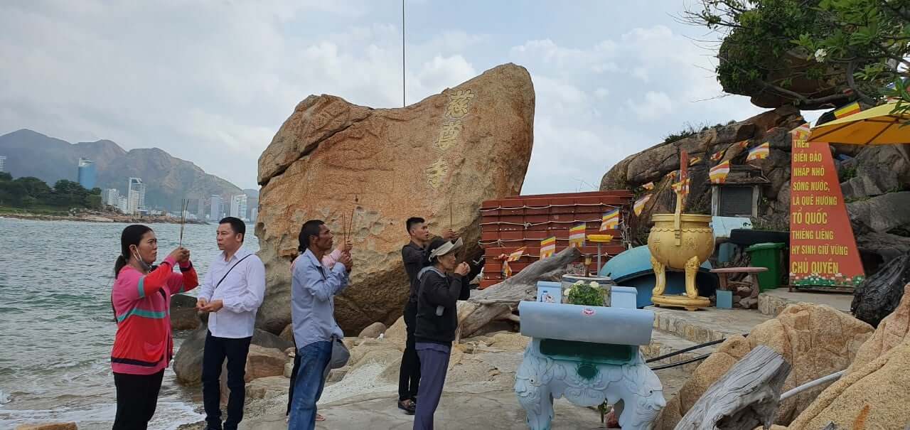 Chùa Từ Tôn thu hút đông đảo du khách ghé thăm, chiêm bái 