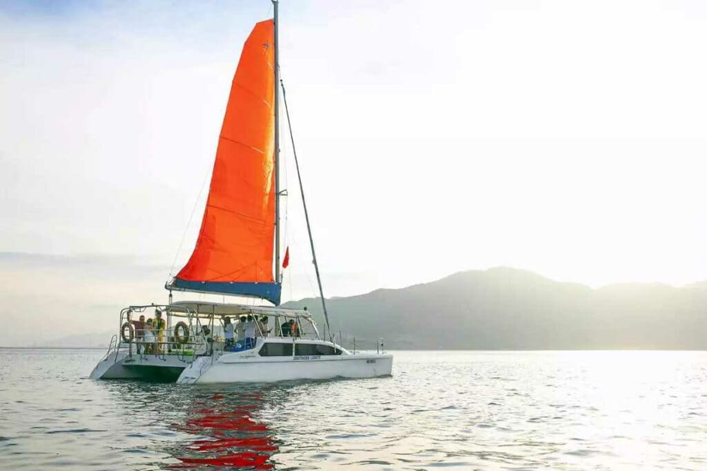 Khám phá vịnh hoang sơ, làng chài và hoàng hôn tuyệt đẹp