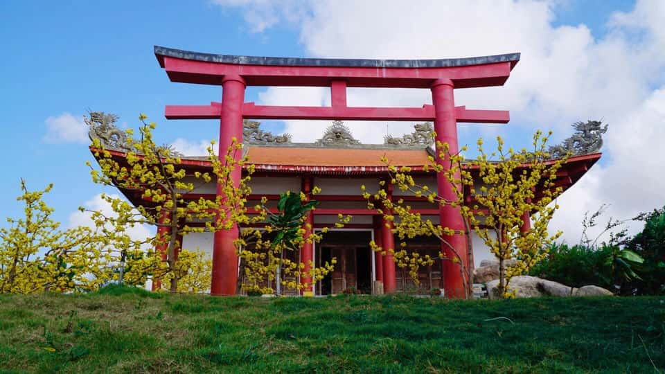 Chốn linh thiêng, thanh tịnh với view biển bao la