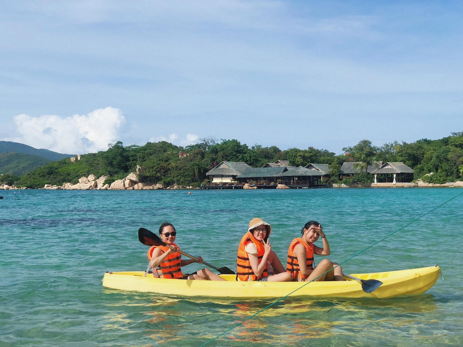 Trải nghiệm chèo thuyền kayak trên mặt biển êm đềm