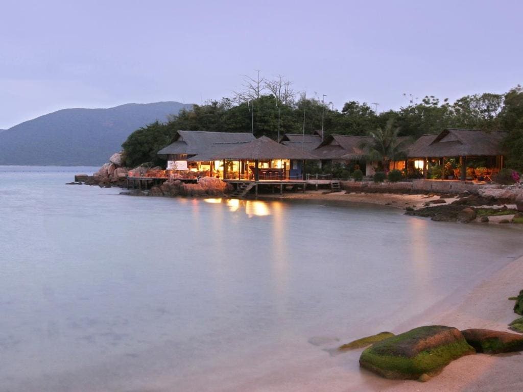 Bãi cát mịn như nhung ngay cạnh resort