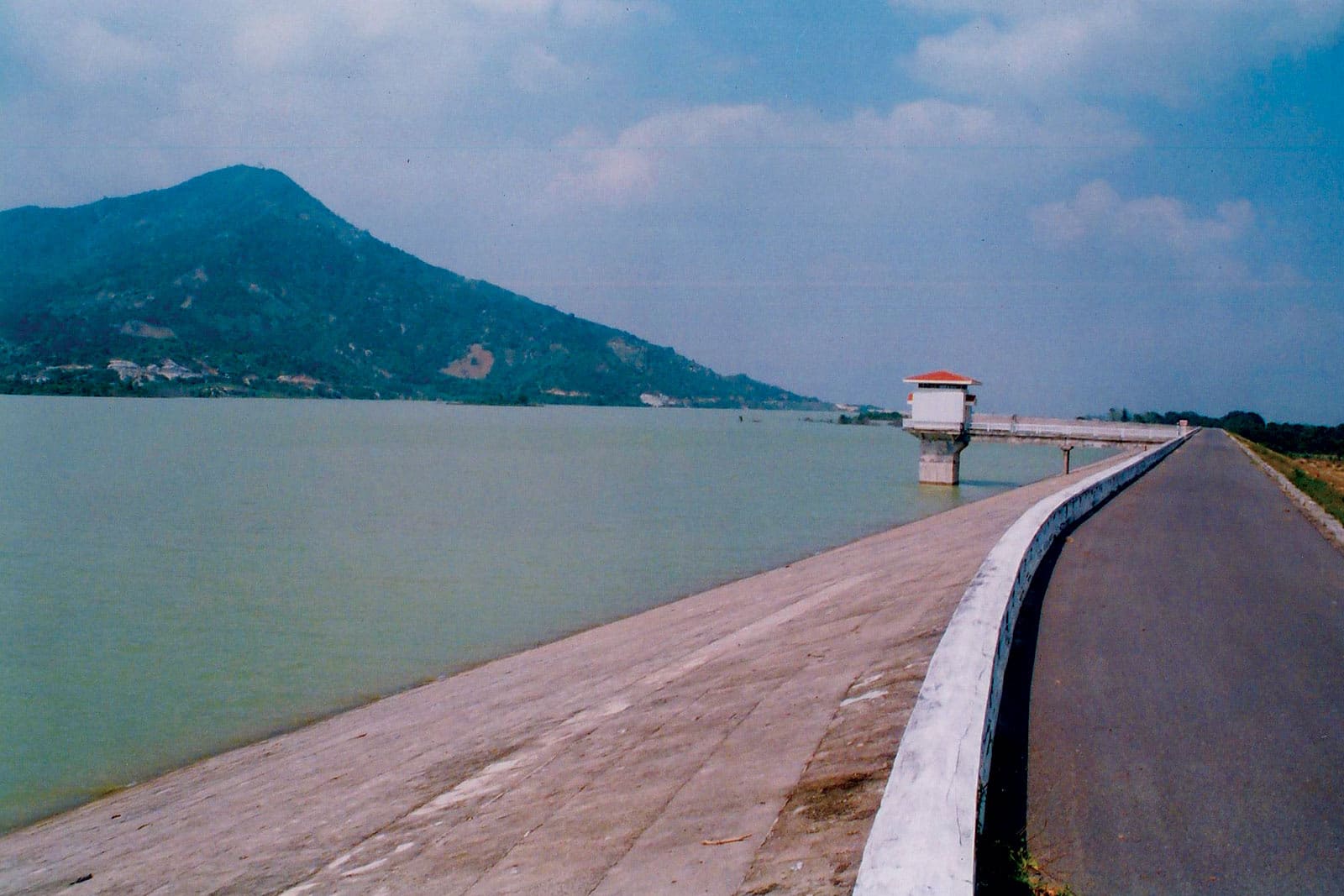 Mặt hồ phẳng lặng, trong xanh quanh năm