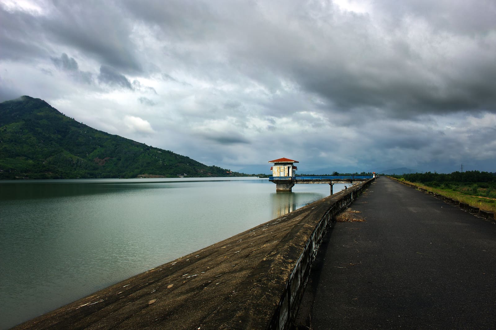 Đường đến khu du lịch tại hồ