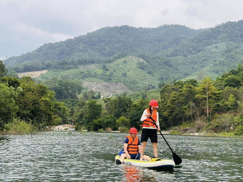 Check in trên thuyền sup tại đập Suối Dầu