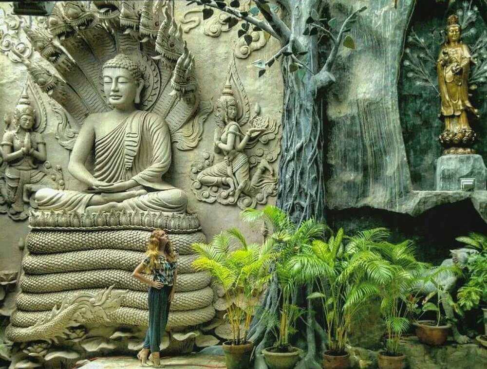 Chụp ảnh check-in cùng tượng Phật chùa Đất Sét