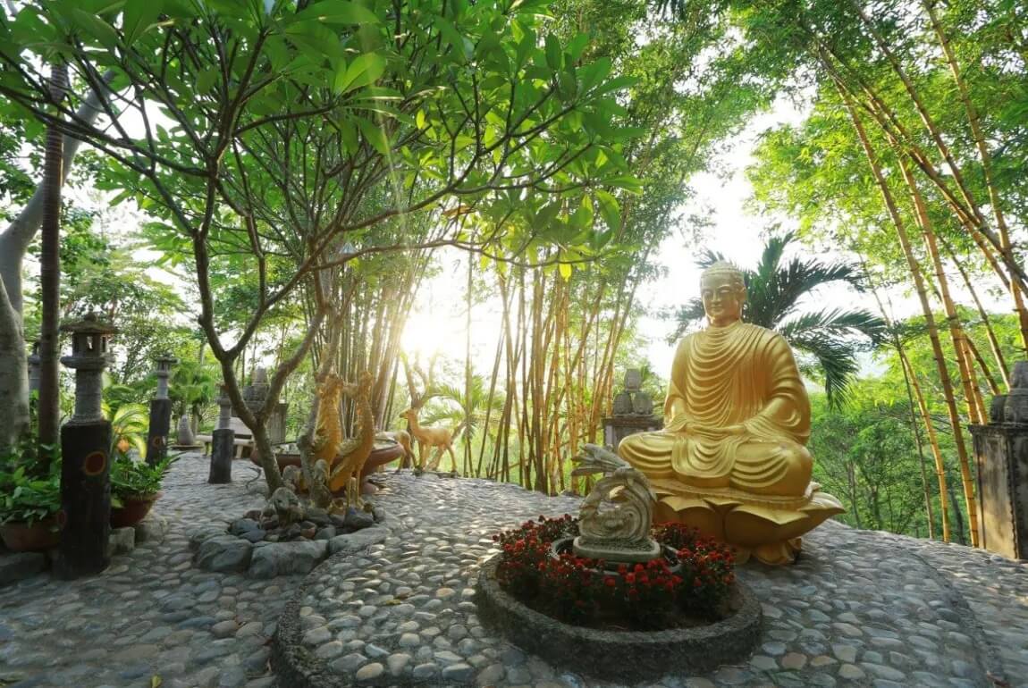 Tận hưởng không gian xanh của chùa Đất Sét Nha Trang
