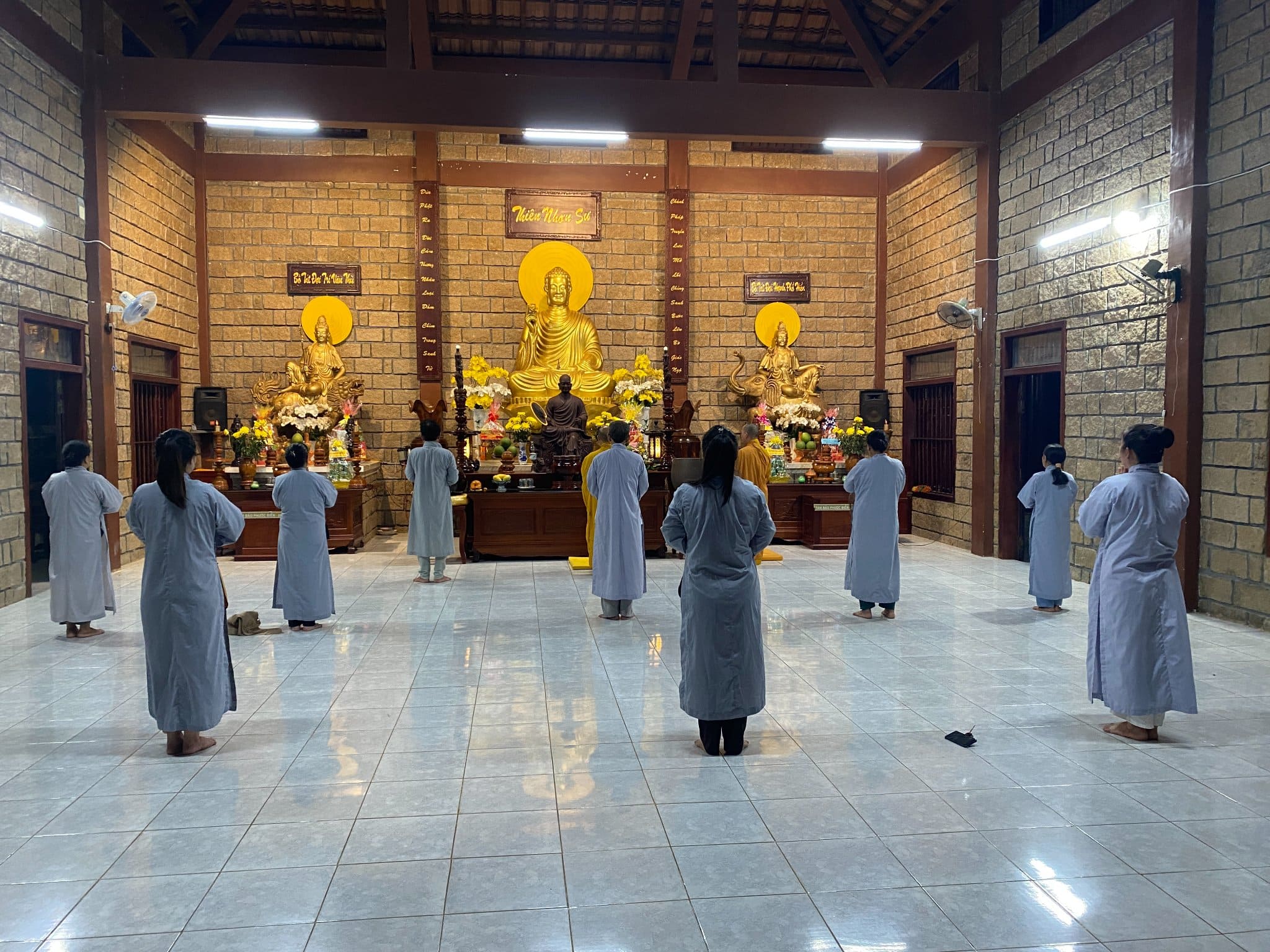 Du khách mặc trang phục kín đáo, thong dong dạo bước chốn thiền