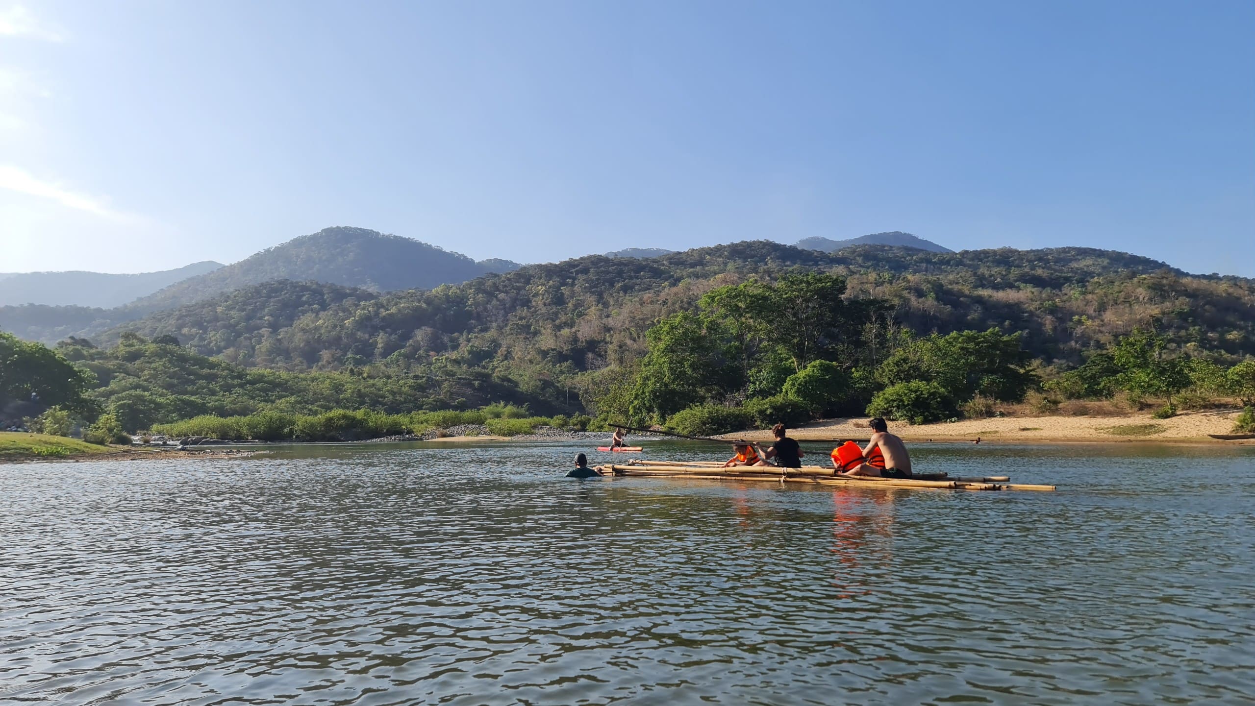 Khung cảnh bình yên trên dòng suối Đa Nhông