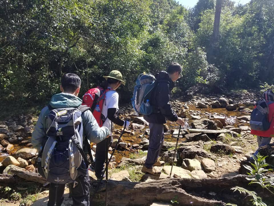 Trang phục trekking thoải mái, dễ hoạt động