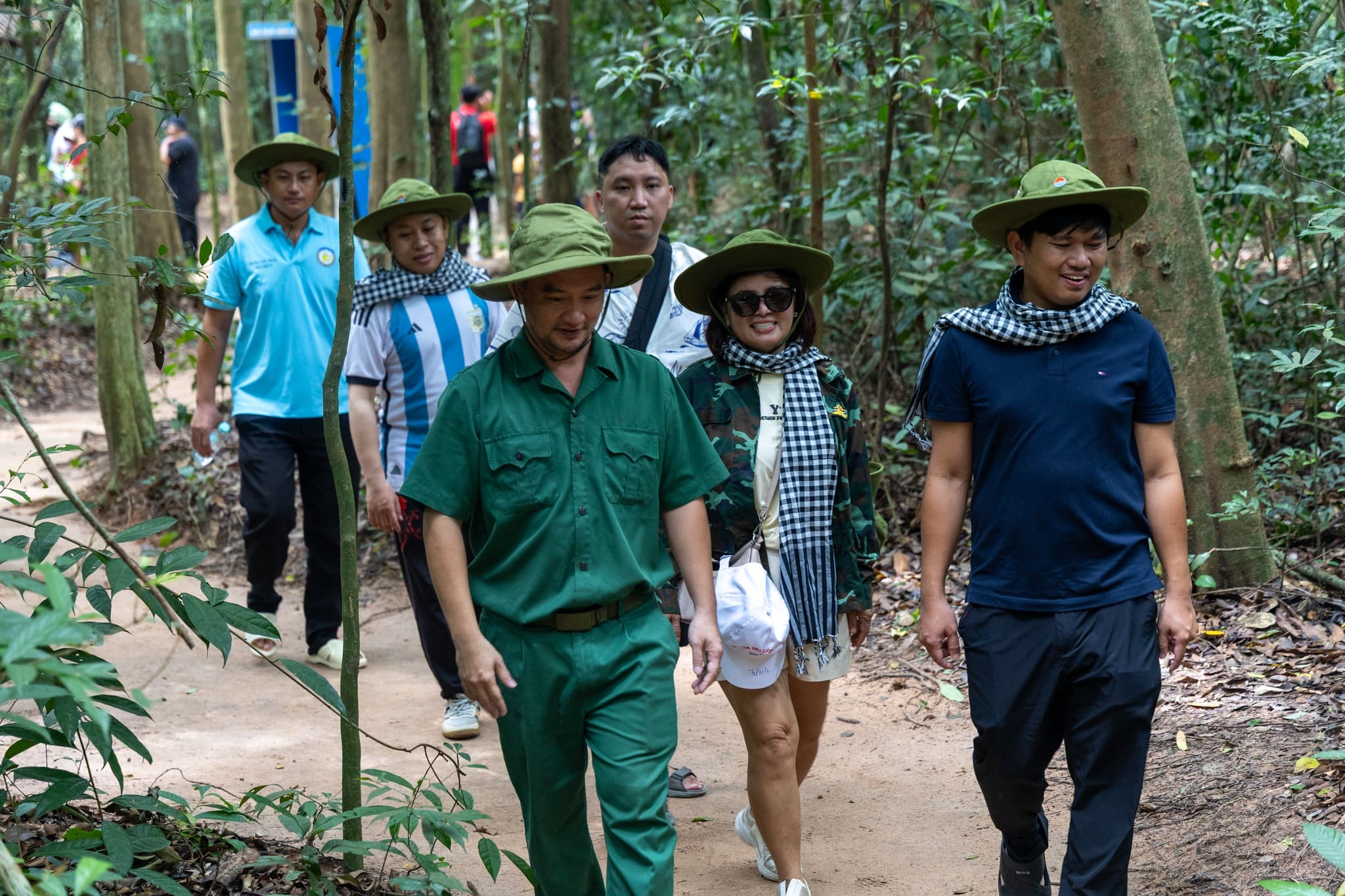 Hướng dẫn viên hỗ trợ thông tin trong quá trình tham quan