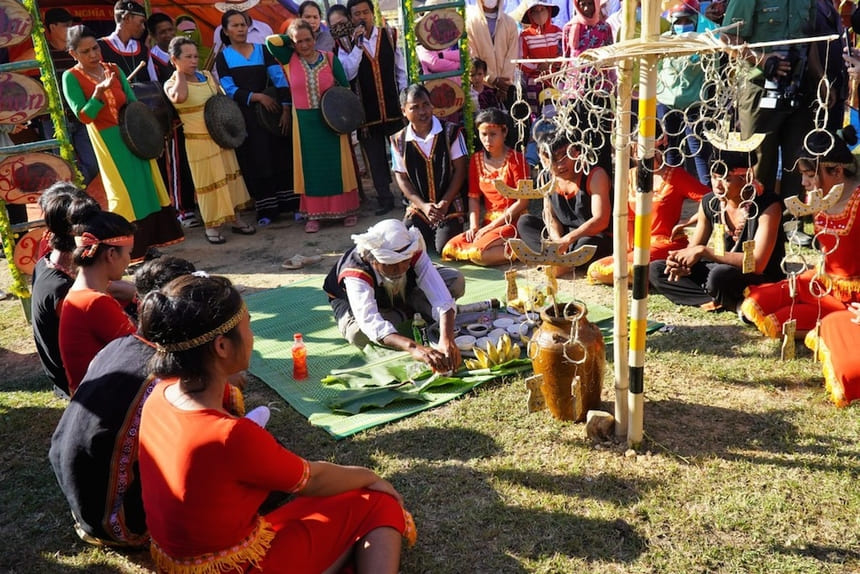 Đồng bào Giarai đang thực hiện nghi lễ