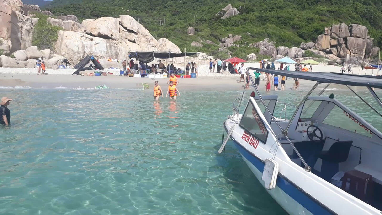 Khám phá bãi Chà Là bằng cano