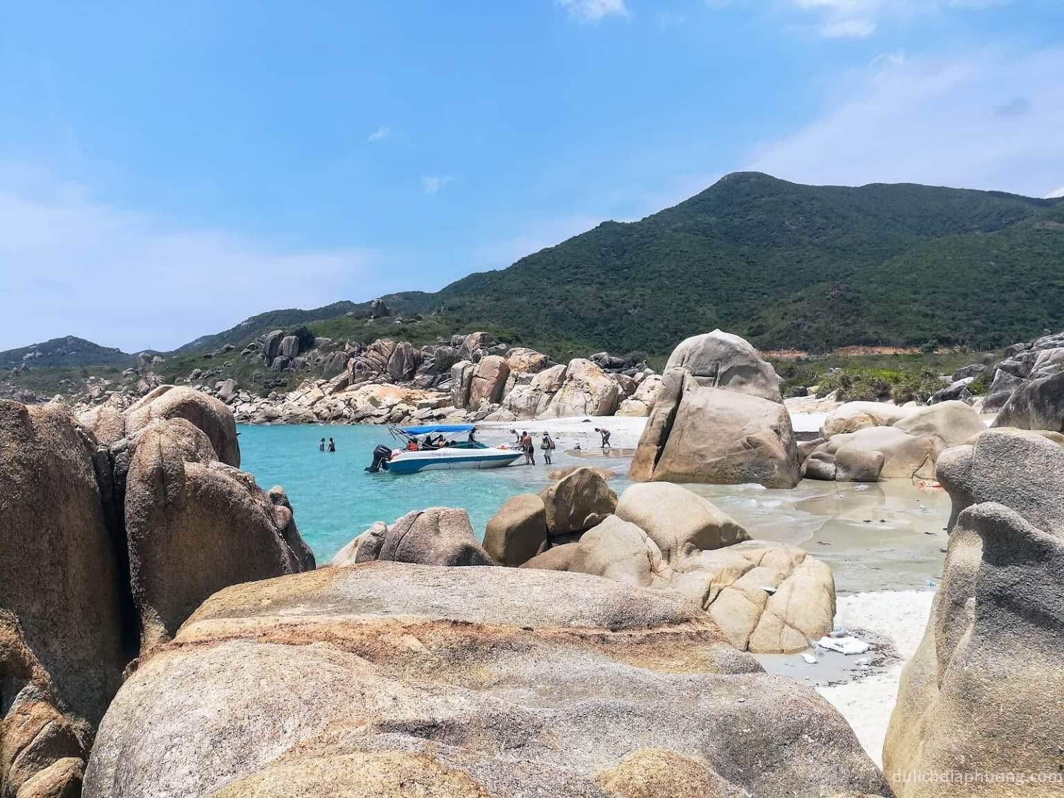 Các phiến đá với vẻ đẹp khác lạ tại bãi tắm