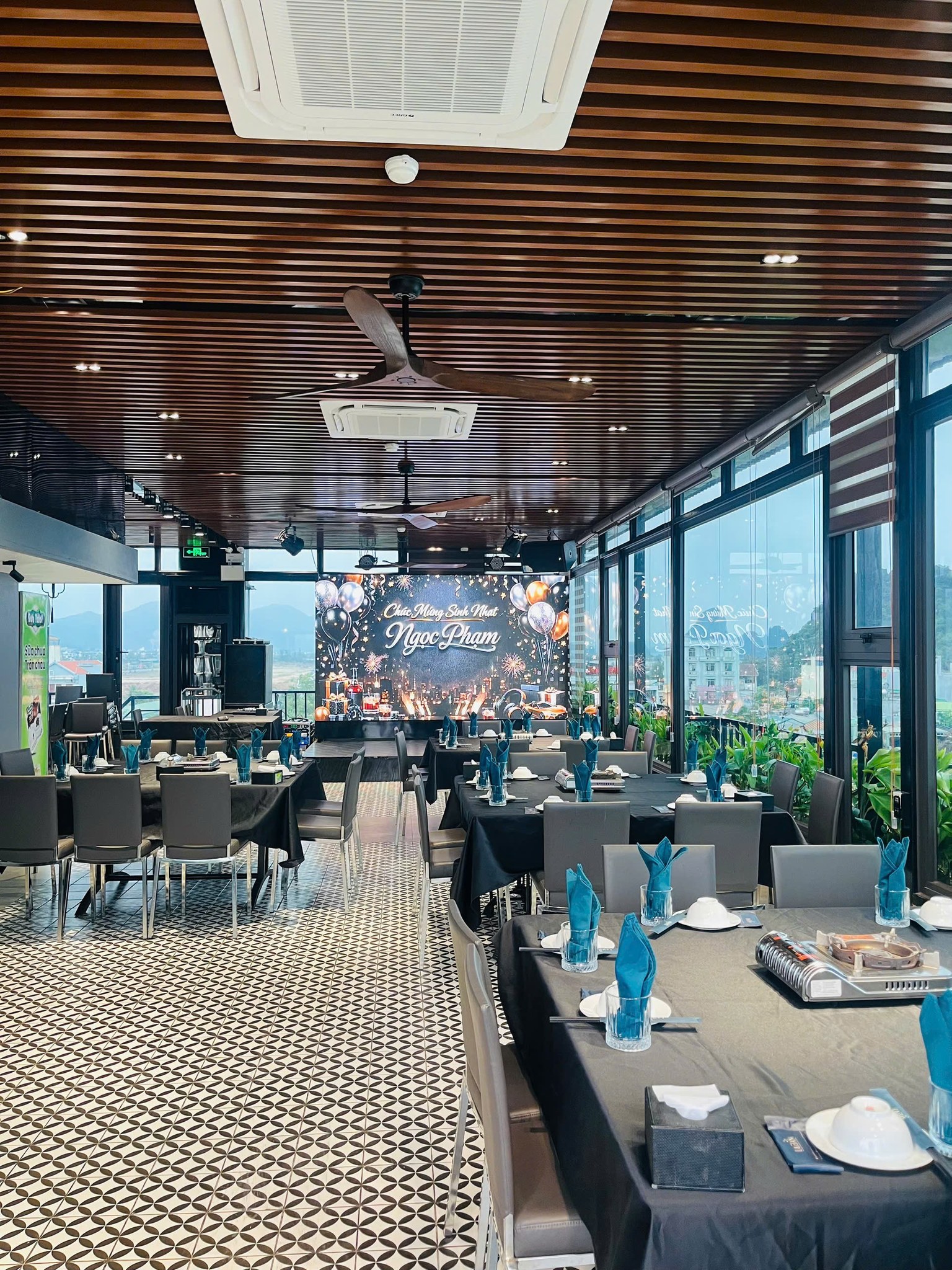 nha hang to chuc su kien gan khu du lich phuong dong van don 10